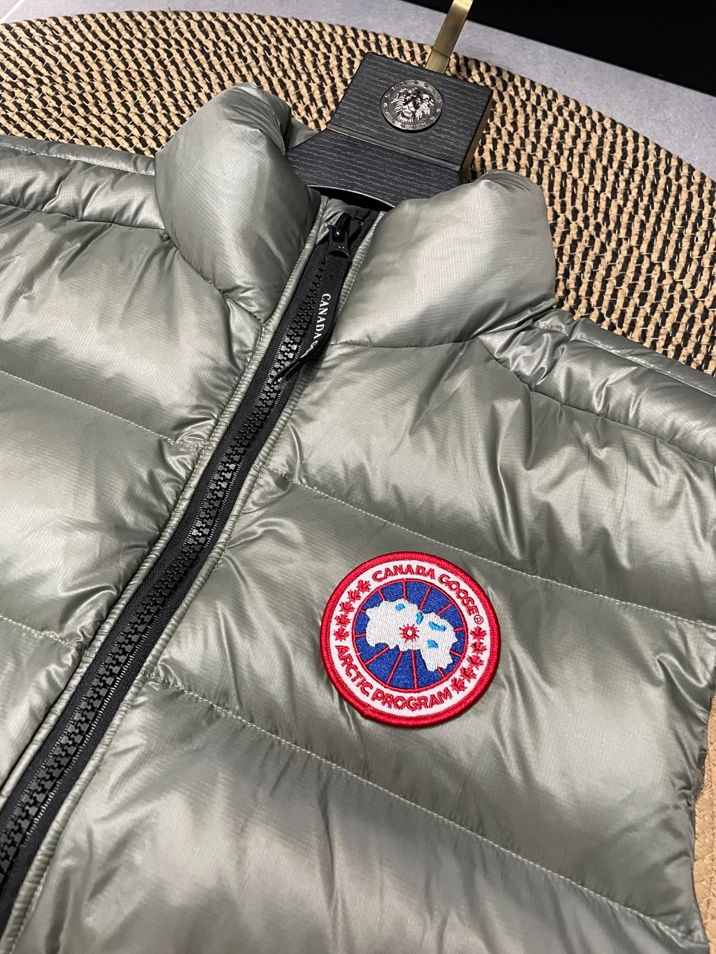 P560 Canadian brand CanadaGoose men's and women's CROFTON lightweight down vest 2229M DWR water-repellent treatment WindWall windproof fabric 700 fleece filling original mold opening details one to one production The upper body effect is stunning Exclusively available on the Xiaohongshu purchasing platform The highest version on the market Size: XS S M L XL XXL